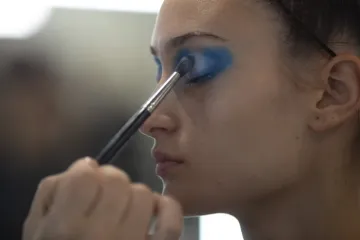 Zbogom minimalizmu: Make-up trendovi koji će sru&scaron;iti pravila u 2026.