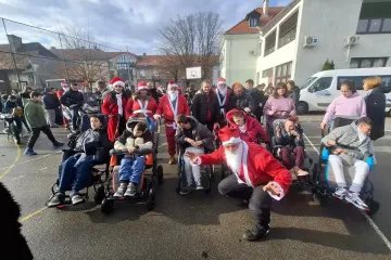 Djedice Mrazovi na motociklima u posjeti djeci u &scaron;koli na Baniji i vrtiću, stigli i pokloni