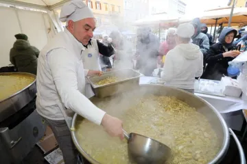 Pogledajte kako Riječani u centru grada uživaju u bakalaru i druženju na &lsquo;Marendi dobrih okusa&rsquo;