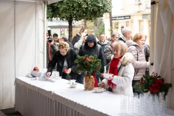 Opatijci uživaju u tradicionalnim jelima, glazbi i druženju uz more
