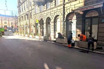 U riječkoj ulici postavljene betonske vaze s ukrasnim grmovima i penjačicama