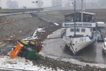Traktor skliznuo niz bent u Zimskoj luci, u tijeku izvlačenje