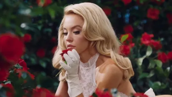 San svakog mu&scaron;karca: Sydney Sweeney radi kućanske poslove u zavodljivom donjem rublju