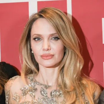 Elegancija bez premca: Angelina Jolie u prozirnoj haljini izgleda poput boginje