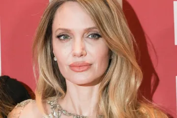 Elegancija bez premca: Angelina Jolie u prozirnoj haljini izgleda poput boginje