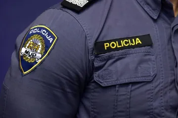 Nazvao je 'policajac', na vrata do&scaron;la 'kolegica': Starica ostala bez zlatnine i eura