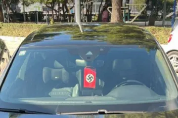 Netko ne zna &scaron;to je bilo! U autu istaknuo znak pod kojim su stradali milijuni nevinih, policija ga kaznila