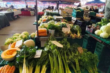 Osječka tržnica u proljetnom ruhu: Stigle rotkvice, mladi luk i prve jagode