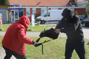 DRSKA KRAĐA U ČAKOVCU Nepalac opljačkan dok je razgovarao mobitelom