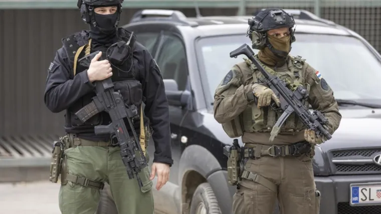 Policija upala u stanove u Osijeku: Zaplijenjeni kokain, konoplja i steroidi