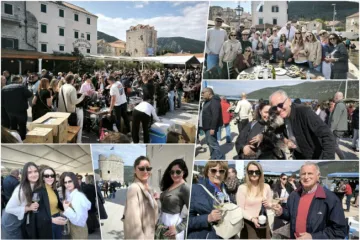 DANI MALOSTONSKE KAMENICE Brojna čeljad na rivi u Malom Stonu uživa u nezaobilaznom pelje&scaron;kom specijalitetu (FOTOGALERIJA)