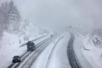 Snijeg zabijelio Gorski kotar, vožnja prema Rijeci uz veliki oprez! Pogledajte ove prizore...