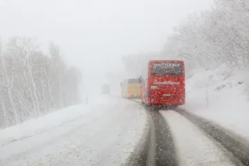 Pogledajte fotografije: Novi snijeg u Gorskom kotaru, otežan promet prema Rijeci
