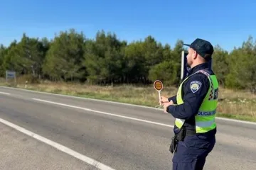 Zreliji vozač malo popio, a možda i zapalio &ndash; policija ga zaustavila i osujetila mu planove