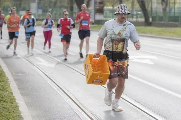 Osječki polumaraton dobio neočekivanog junaka: Trčao s gajbom piva u ruci!