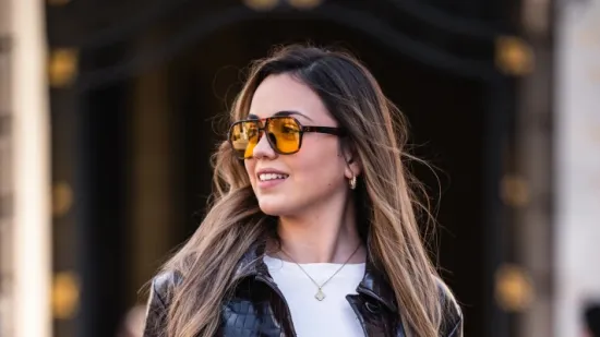 Krokodilski uzorak i dizajnerske tenisice: Djevojka sa &scaron;pice u cool proljetnom kompletu