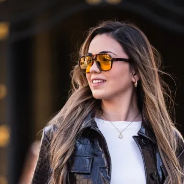 Krokodilski uzorak i dizajnerske tenisice: Djevojka sa &scaron;pice u cool proljetnom kompletu