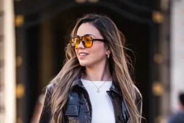 Krokodilski uzorak i dizajnerske tenisice: Djevojka sa &scaron;pice u cool proljetnom kompletu