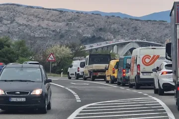 Duga kolona vozila na Krčkom mostu, vozači &ndash; naoružajte se strpljenjem