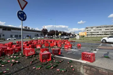 Iz tegljača ispalo 80 do stotinu ki&scaron;tri Karlovačkog od pola litre na kružnom toku kod Kauflanda