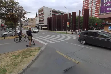 90-godi&scaron;njak u centru Osijeka romobilom pro&scaron;ao kroz crveno i udario u auto