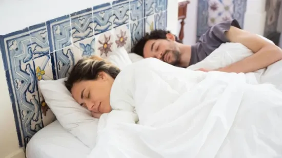 Spavate lo&scaron;e uz partnera? Isprobajte skandinavsku metodu spavanja