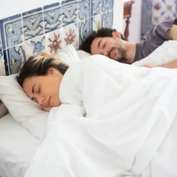 Spavate lo&scaron;e uz partnera? Isprobajte skandinavsku metodu spavanja