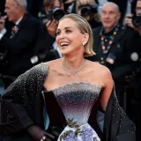 Sharon Stone zaobi&scaron;la modno pravilo Cannesa i za crveni tepih odjenula ovu rasko&scaron;
