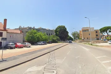 Policajac nije bio na dužnosti, ali prolazio je osobnim autom pored stana, primijetio dim i pohitao upomoć