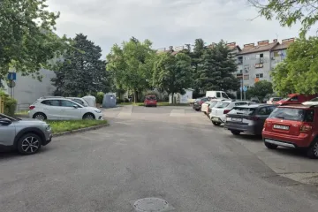 Mladić usred dana po&scaron;pricao ženu suzavcem i istrgnuo joj lančić s vrata