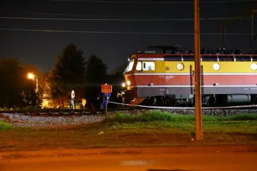 Pijani Riječanin (48) autom udario u vlak. Njemu nije skoro ni&scaron;ta, vlak i stanica na popravku