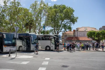 Dubrovnik ratuje za parking! Stižu nove kazne za prekr&scaron;aje autobusa, kombija i većih automobila