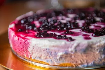 Lagana torta sa &scaron;umskim voćem bez pečenja: Ključ je u savr&scaron;enoj kremi