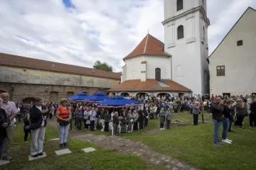 Rijeke ljudi slijevaju se u osječku Tvrđu, stigli vjernici iz cijele Slavonije i Baranje