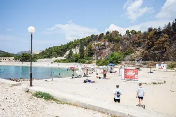 Kupači ne odustaju od Kupara, do plaže se dolazi isključivo pje&scaron;ke