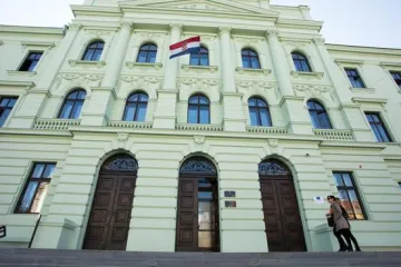 Obiteljski nasilnik razbio ča&scaron;u pa partnerici rekao: &ldquo;Boli me k**** glupačo, tvoje je da počisti&scaron;&rdquo;. Pogledajte kako ga je sud kaznio