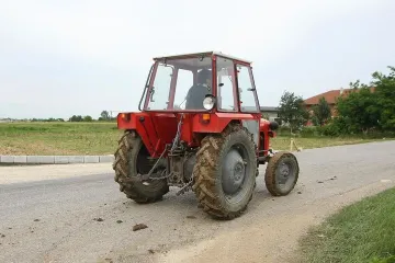 Nesvakida&scaron;nja prometna nesreća u Brestovcu: Pijani traktorist udario auto i zabio ga u zid kuće