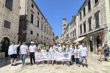 Dubrovnik ne zaboravlja Srebrenicu! Mimohod Stradunom za žrtve genocida