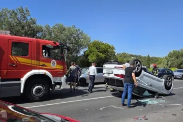 Prometna nesreća na 'Vojnoviću': Vozilo zavr&scaron;ilo na krovu (FOTO/VIDEO)