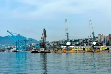 Sve zbog prihvata znatno većih jahti: Plutajuća dizalica &lsquo;Dobra&rsquo; jutros u riječkoj luci postavljala betonske blokove
