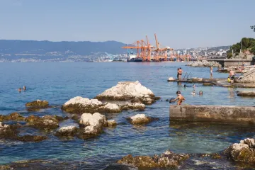 Sunčana srijeda na riječkim plažama, Pećine pune kupača prije najavljene promjene vremena