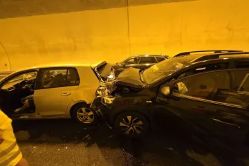 FOTO, VIDEO Gužve u prometu na važnim pravcima prema moru i unutra&scaron;njosti, u tunelu Sv. Marko kod Karlovca do&scaron;lo do prometne nesreće