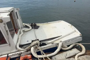 Mje&scaron;tani Sutomi&scaron;ćice upozoravaju: Potonuli brod kod plaže danima predstavlja opasnost