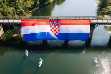 Zavijorila se zastava na Drvenom mostu: 'Onima koji se nisu vratili svojim obiteljima &ndash; vječna hvala'