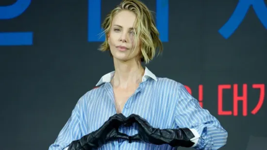 Samo Charlize Theron može odjenuti plastičnu suknju i izgledati ovako moćno