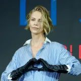 Samo Charlize Theron može odjenuti plastičnu suknju i izgledati ovako moćno