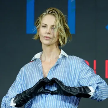 Samo Charlize Theron može odjenuti plastičnu suknju i izgledati ovako moćno