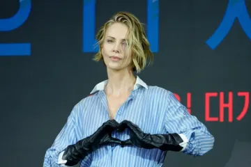 Samo Charlize Theron može odjenuti plastičnu suknju i izgledati ovako moćno