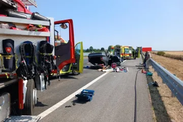 Srbin se na A3 zabio u vozilo vinkovačkih tablica pa zavr&scaron;io na krovu, putnica zeže ozlijeđena