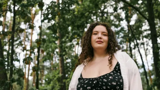 Ljetni modni vodič za plus size žene: Koje tkanine laskaju figuri i za&scaron;to izbjegavati kaftane